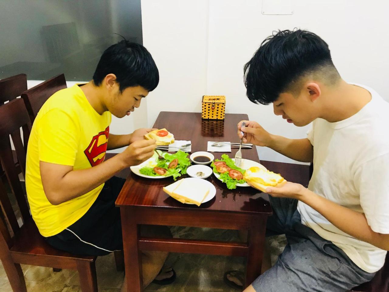 Hung Long Hostel Hue Buitenkant foto